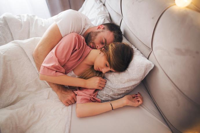 Couple dans un lit qui dort paisiblement