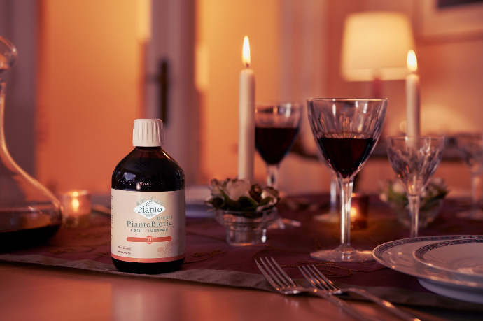 PiantoBiotic Foie Bouteille de PiantoBiotic (Ex B.St-Joseph) Foie sur uen table dressée avec des verres de vin