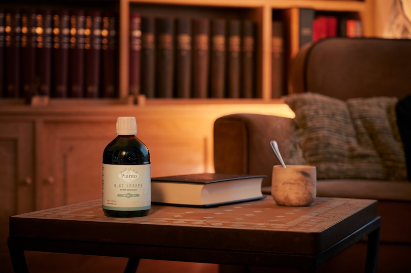 B.St-Joseph Stress Bouteille de B.St-Joseph Stress sur une table d'appoint dans un salon