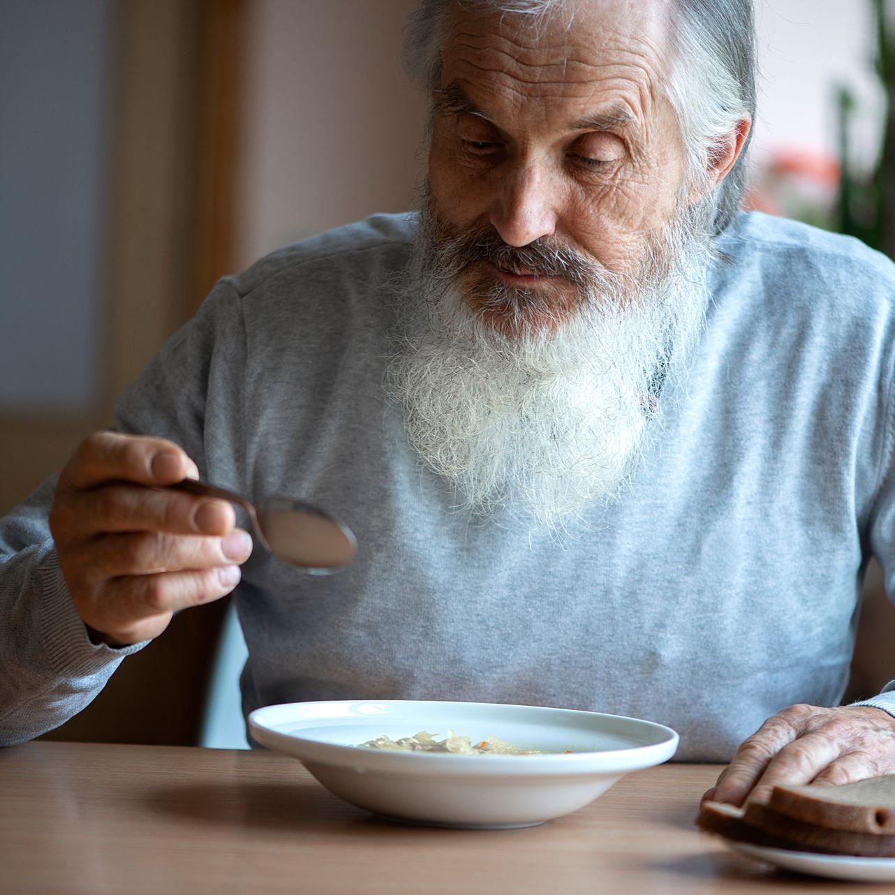 Homme âgé qui mange