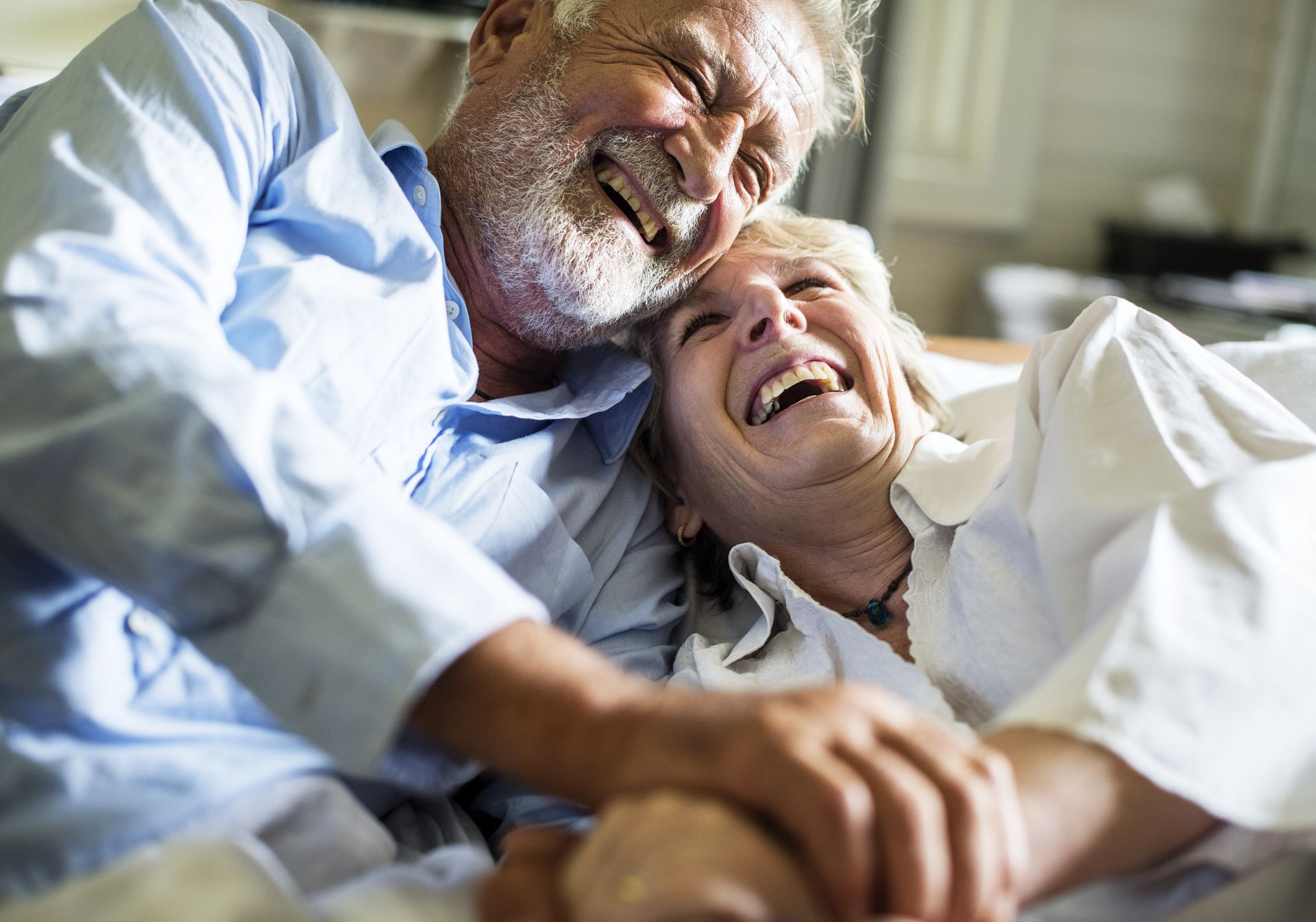 Couple d'une soixantaine d'années heureux 