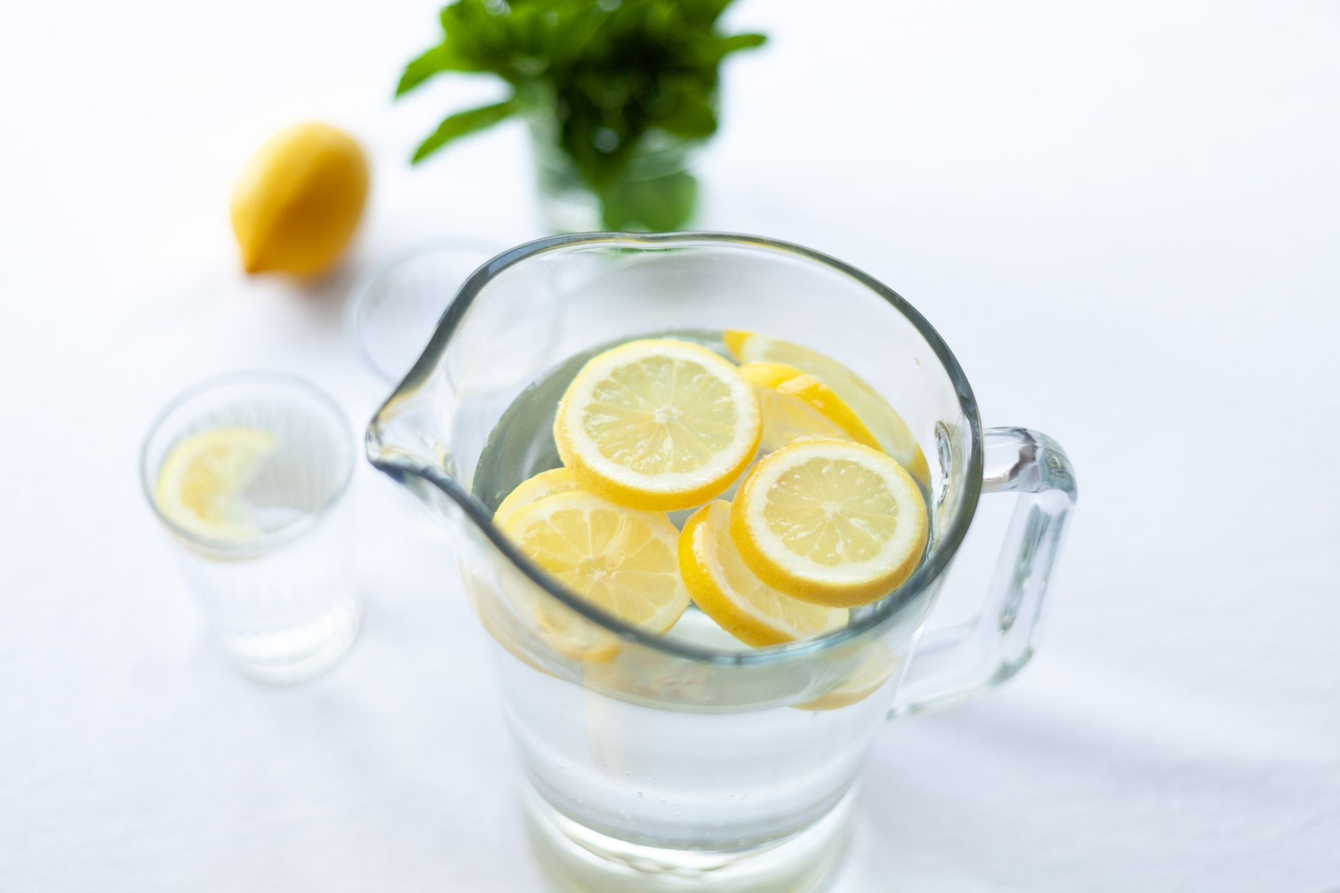 Cruche d'eau avec des rondelles de citron