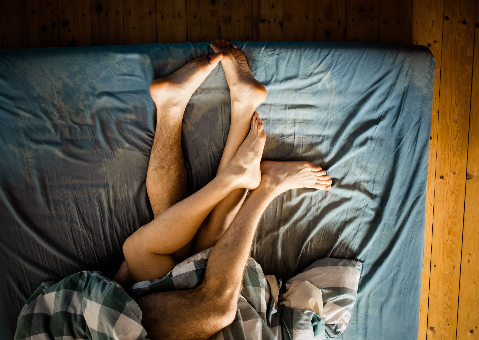 Couple dans un lit suggérant des ébats amoureux 