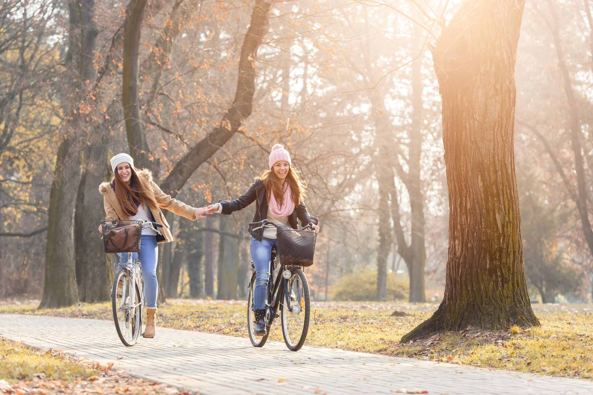 Deux jeunes femmes à vélo dans un parc à l'ambiance automnale 