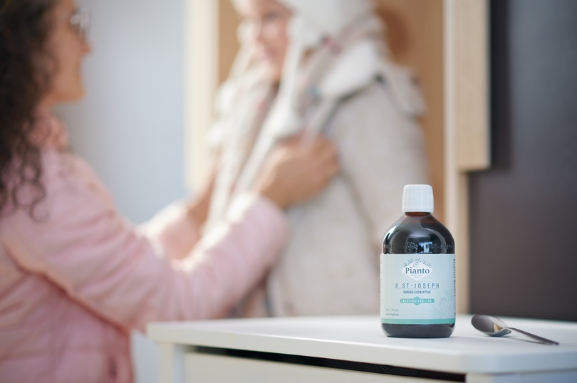 Bouteille de B.St-Joseph Respiration avec une dame et sa fille habillées chaudement