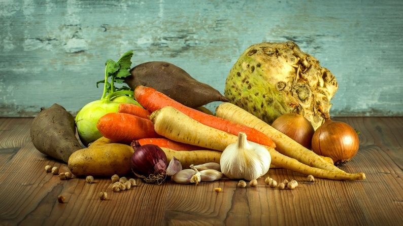 Photo de légumes : betteraves, carottes, ail, oignons, pommes de terre, céleri 