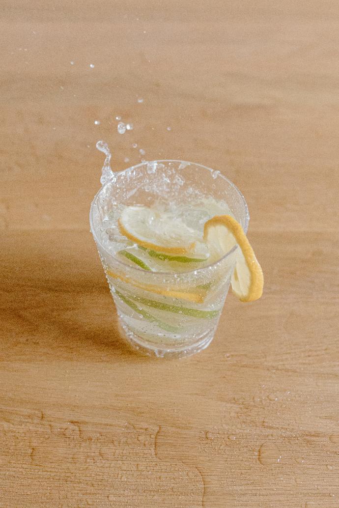 Verre d'eau avec des rondelles de citron et de lime