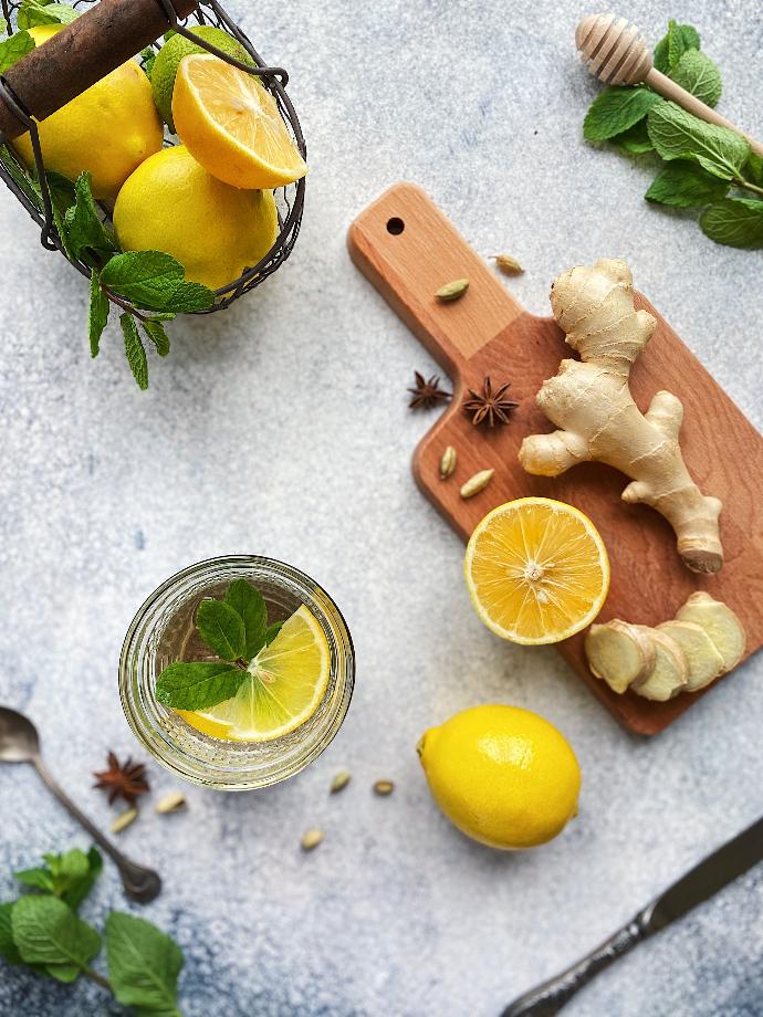 Demi citron et morceaux de gingembre sur une planche 