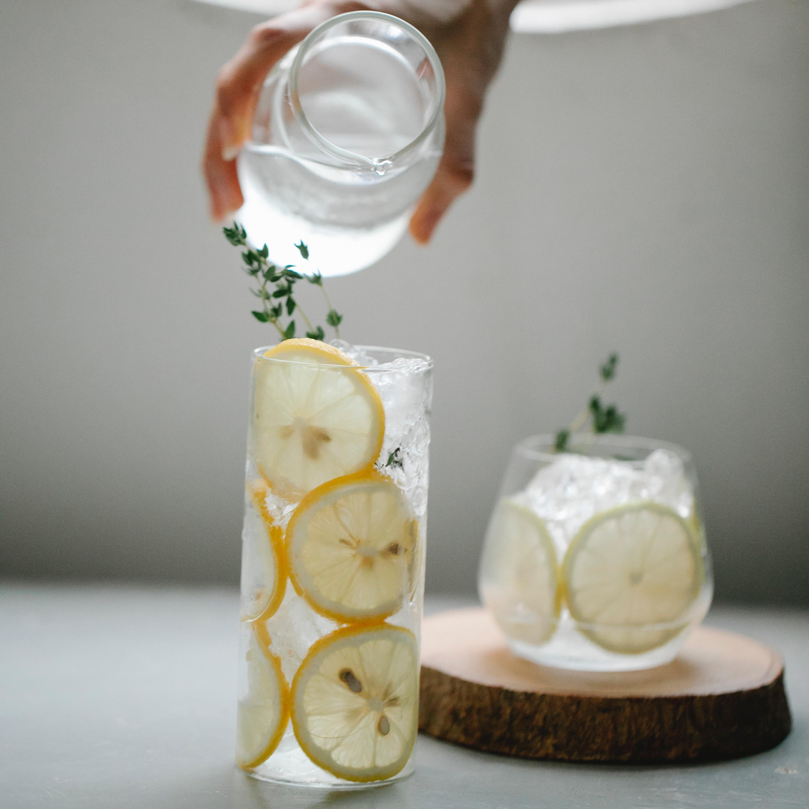 Préparation d'un boisson composée d'eau et de rondelles de citron 