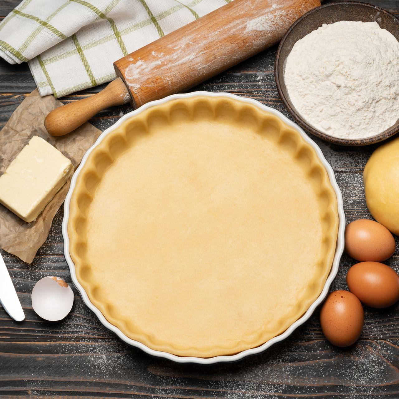 Pâte feuilletée disposée dans un moule à tarte