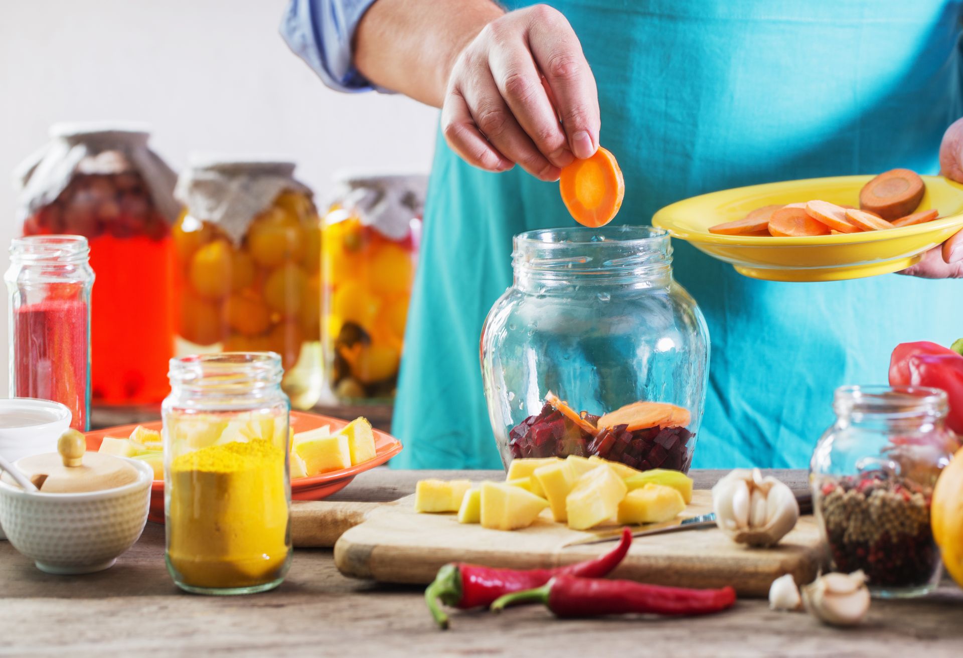 Personne occupée à préparer des aliments fermentés