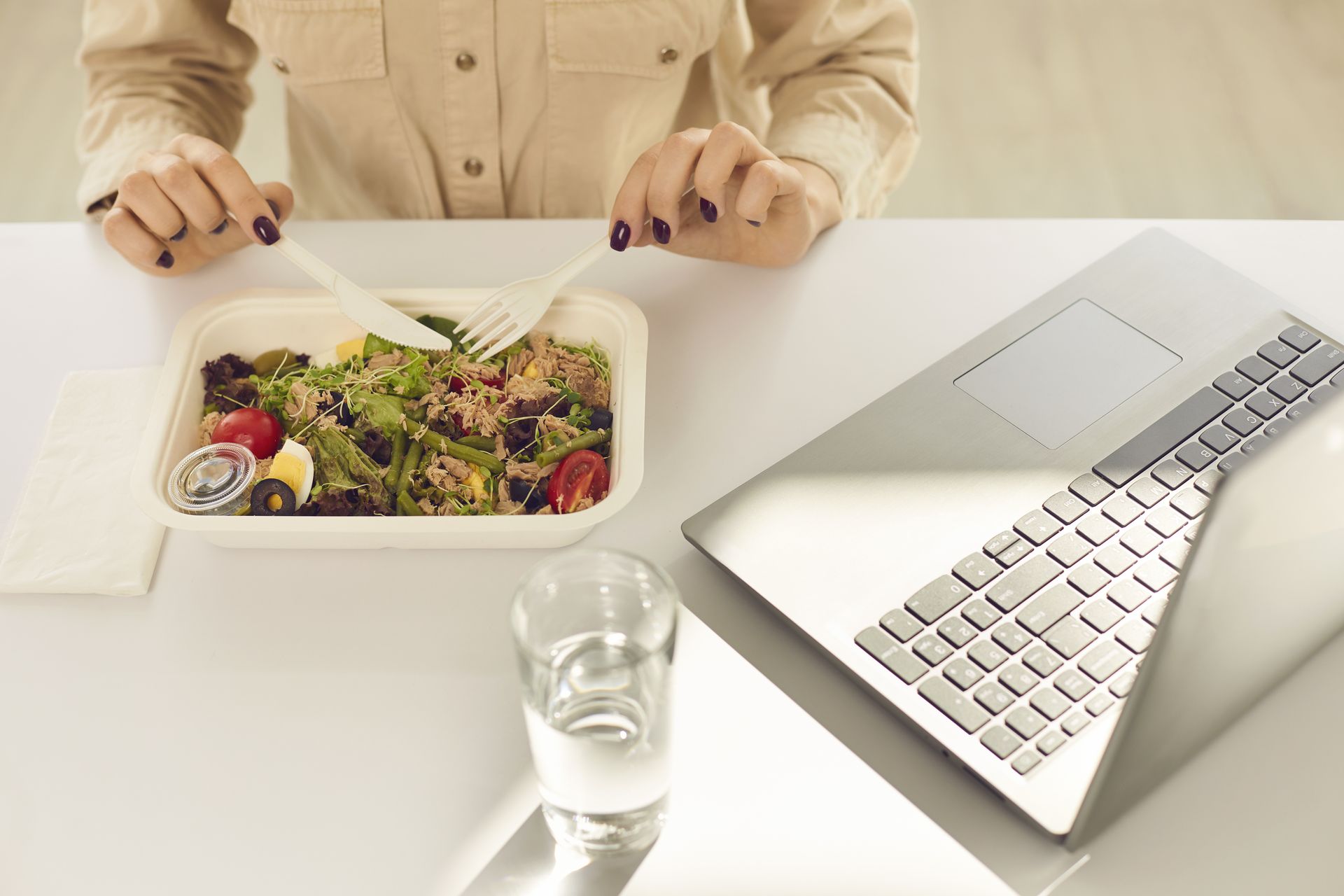 Personne occupée à manger une salade 