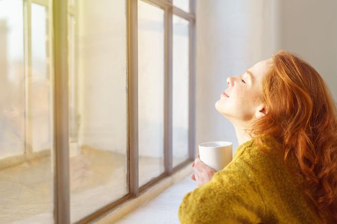 Jeune femme qui profite du soleil 